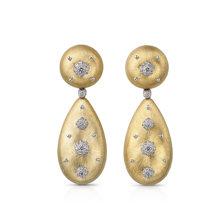 Macri Pendant earrings in yellow gold, you can see the beautiful, luminous surface - a result of tireless craftsmanship 