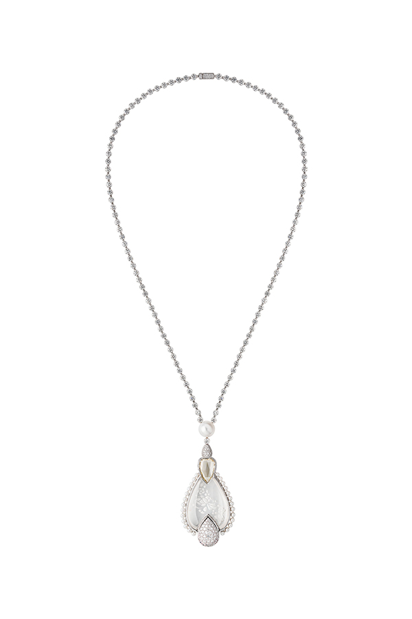 A Médaillon pendant watch in 18k white gold set with diamonds and pearls
