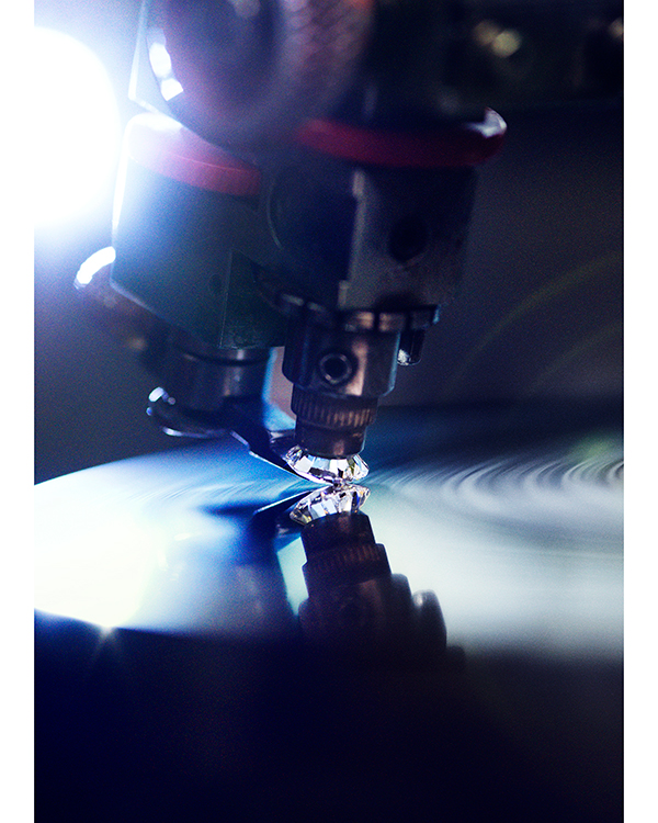 A polishing machine finishing a round brilliant diamond