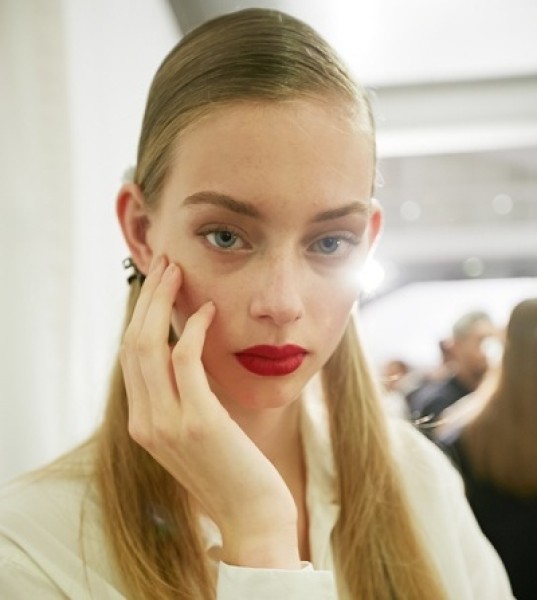 Bare-Faced, Bold-Lipped: Spring Beauty Trends From the Runway