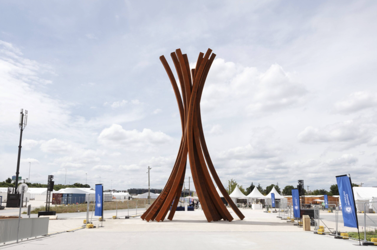 Convergence, Venet’s sculpture for the Paris Olympics.