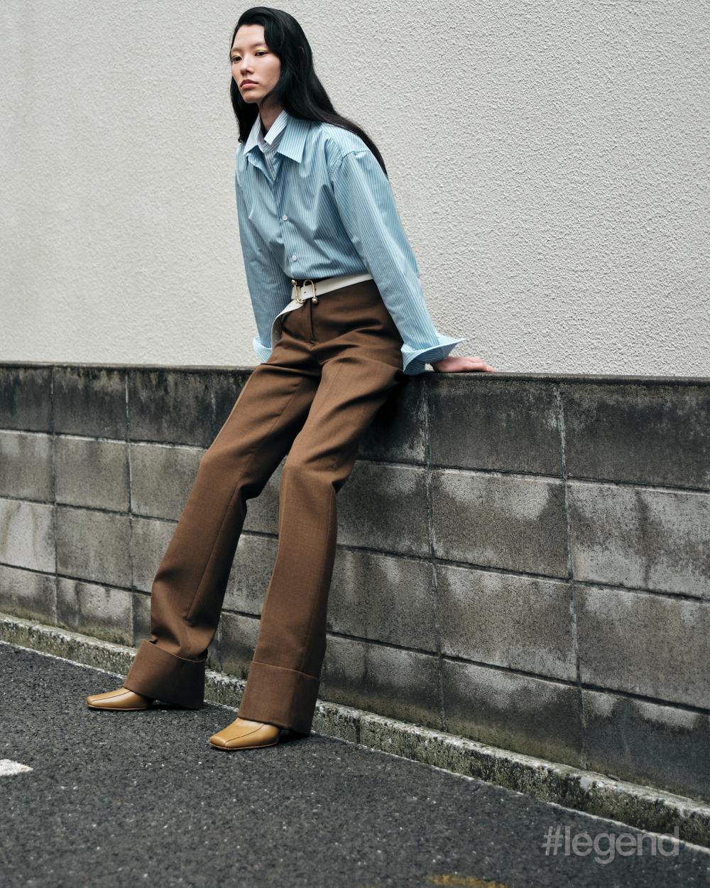 Blue shirt, brown trousers and beige shoes _ Tod’s; White belt _ Sportmax