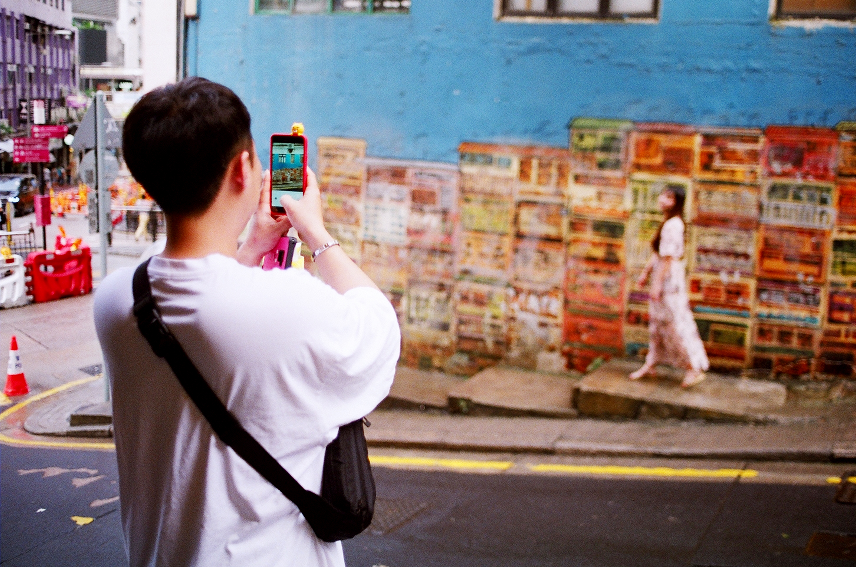 Couples working in tandem to get the perfect Insta