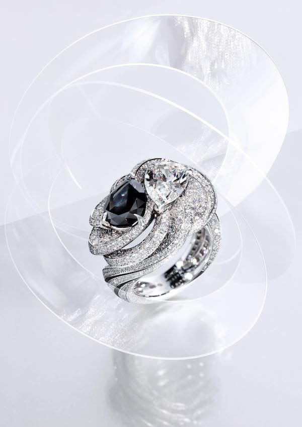 Clair Obscur ring in platinum, with one 2.73-carat Fancy Black pear-shaped diamond and one 2.05-carat pear-shaped diamond, black laquer, brilliant-cut diamonds