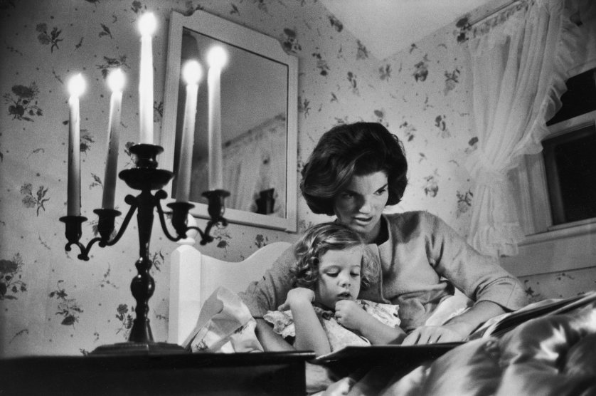 Jackie Kennedy reading to her daughter Caroline in 1960 (photo credit: Alfred Eisenstaedt, Getty Images)