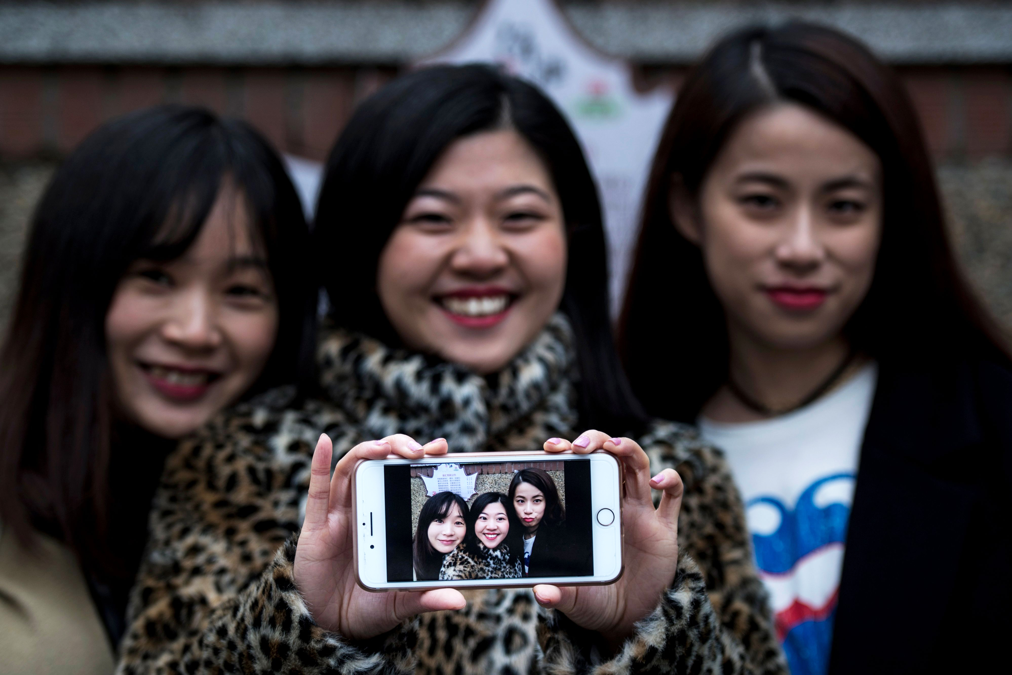 Many Chinese young women are obsessed with the beauty standards impersonated by web influencers (photo: Getty Images)