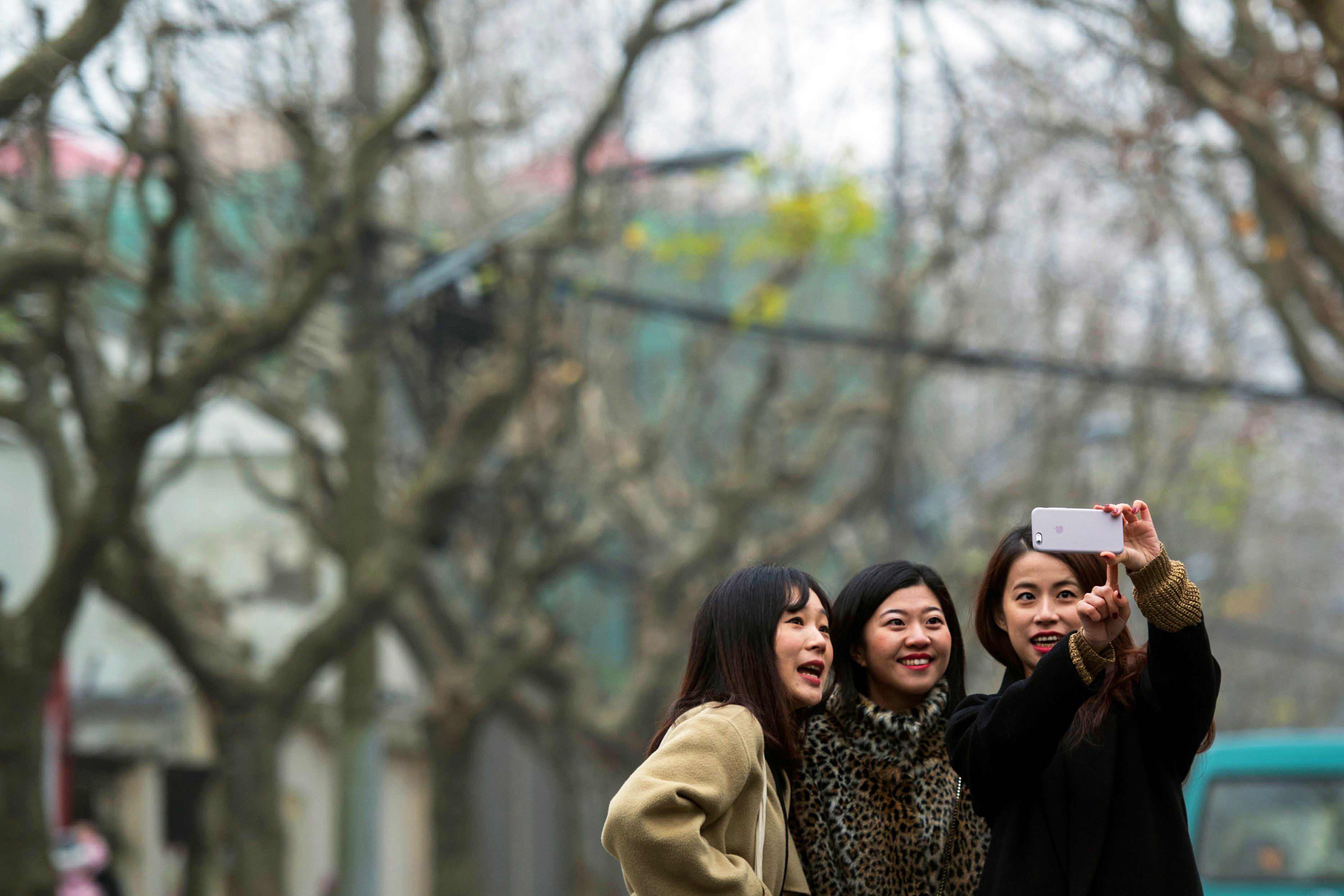 Most of Chinese social networks revolve around selfies and videos taken with 