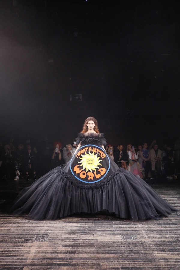 Viktor & Rolf S/S19 look number 18 from the brand's official website.