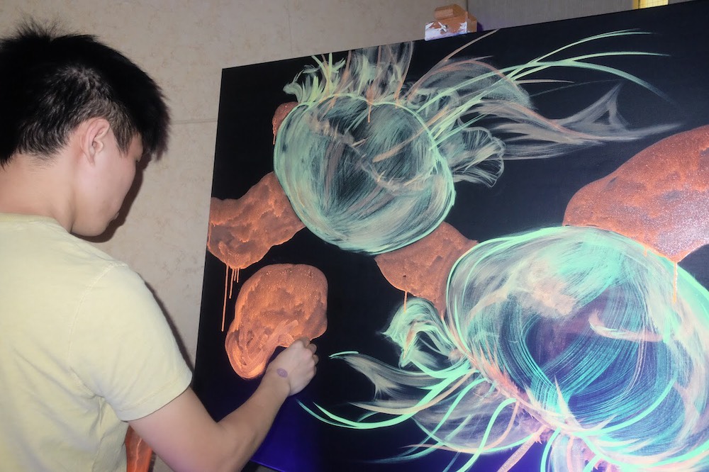 Hadrian Lam in the process of painting at the show (picture courtesy of Harmony HK)