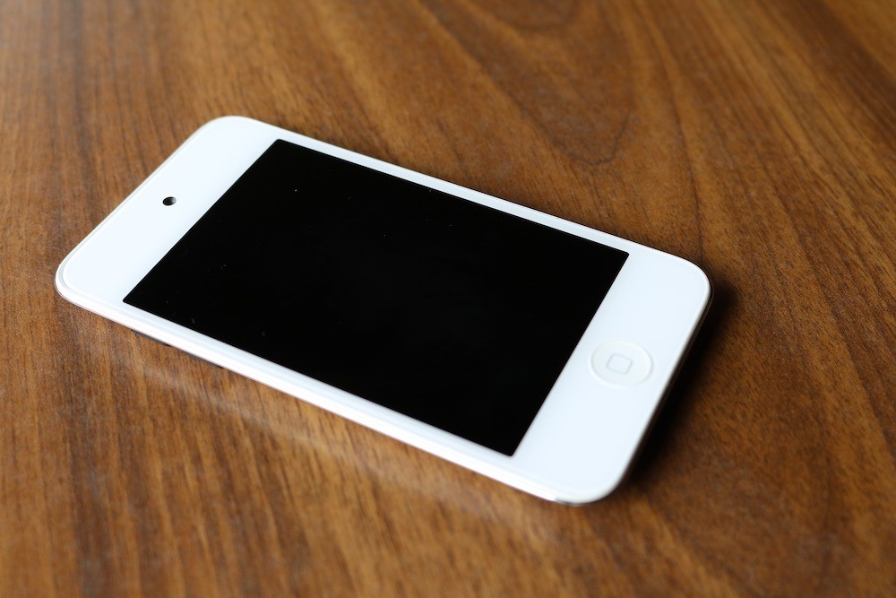 The new iPod Touch's design is very reminiscent of the old iPod (Image by Elias Nössing)