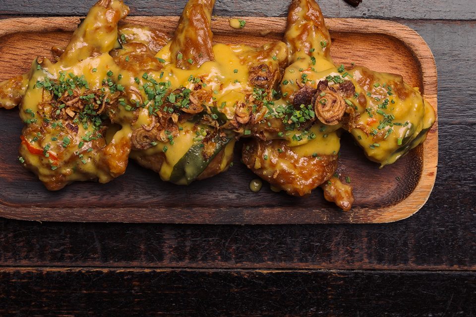 Cripsy fried chicken wings doused with salted duck egg paste