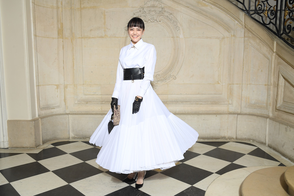 Airi Matsui in Dior Cruise 2019 white cotton shirt, a white cotton poplin skirt, a Dior black leather belt and J’adior shoes.