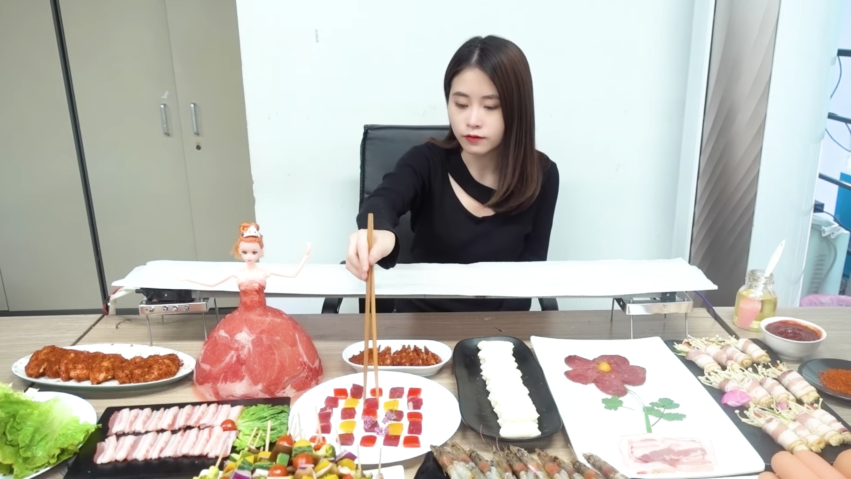 Ms. Yeah uses an air conditioner as a makeshift barbecue (credit: YouTube)