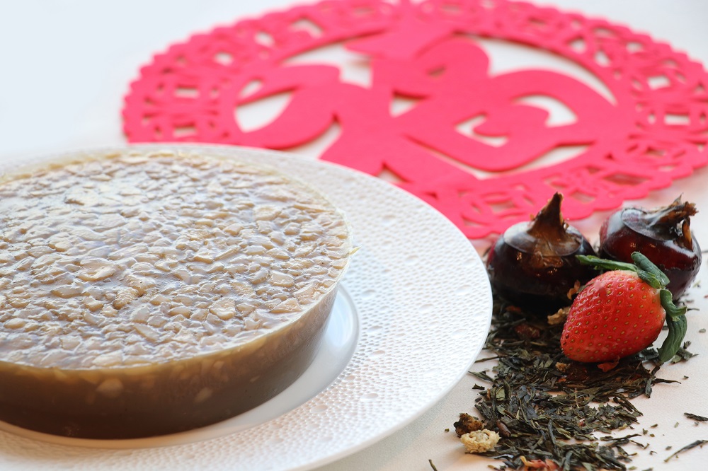 Water chestnut pudding with strawberry fruit tea