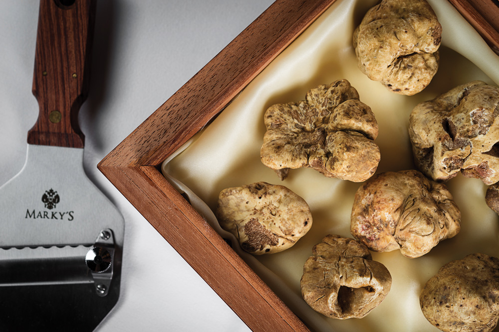 Carbone Hong Kong presents their white truffle's in an elegant cigar box