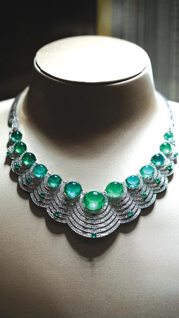An elegant necklace from the Resonances de Cartier High Jewellery collection