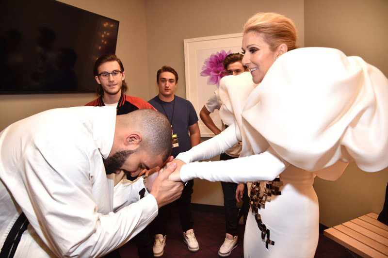 Drake bows to the true Queen (photo c/o @Rap_up | Twitter)