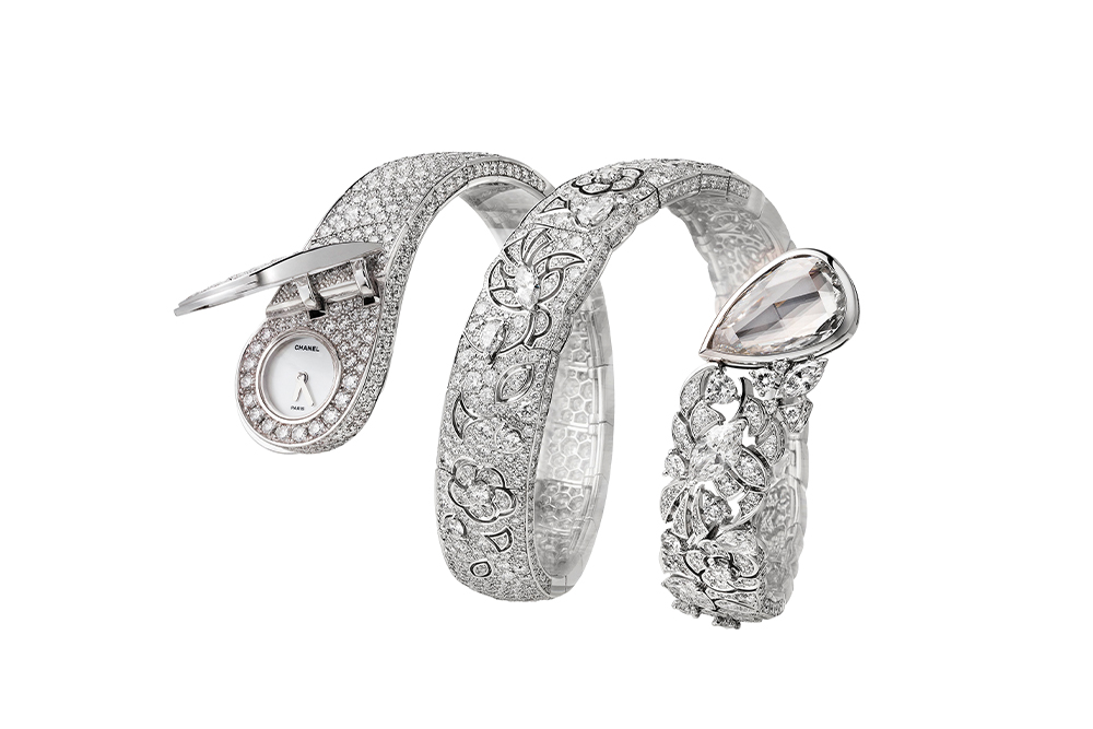Dentelle secret watch in 18k white gold set with fancy-cut diamonds