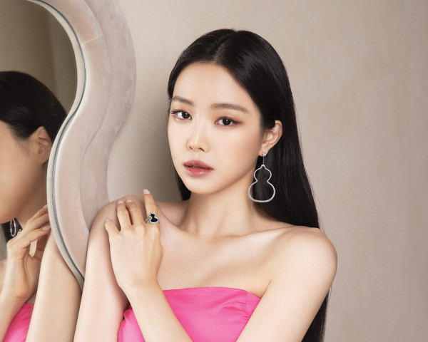 Cover Story: Son Na-eun unveiled