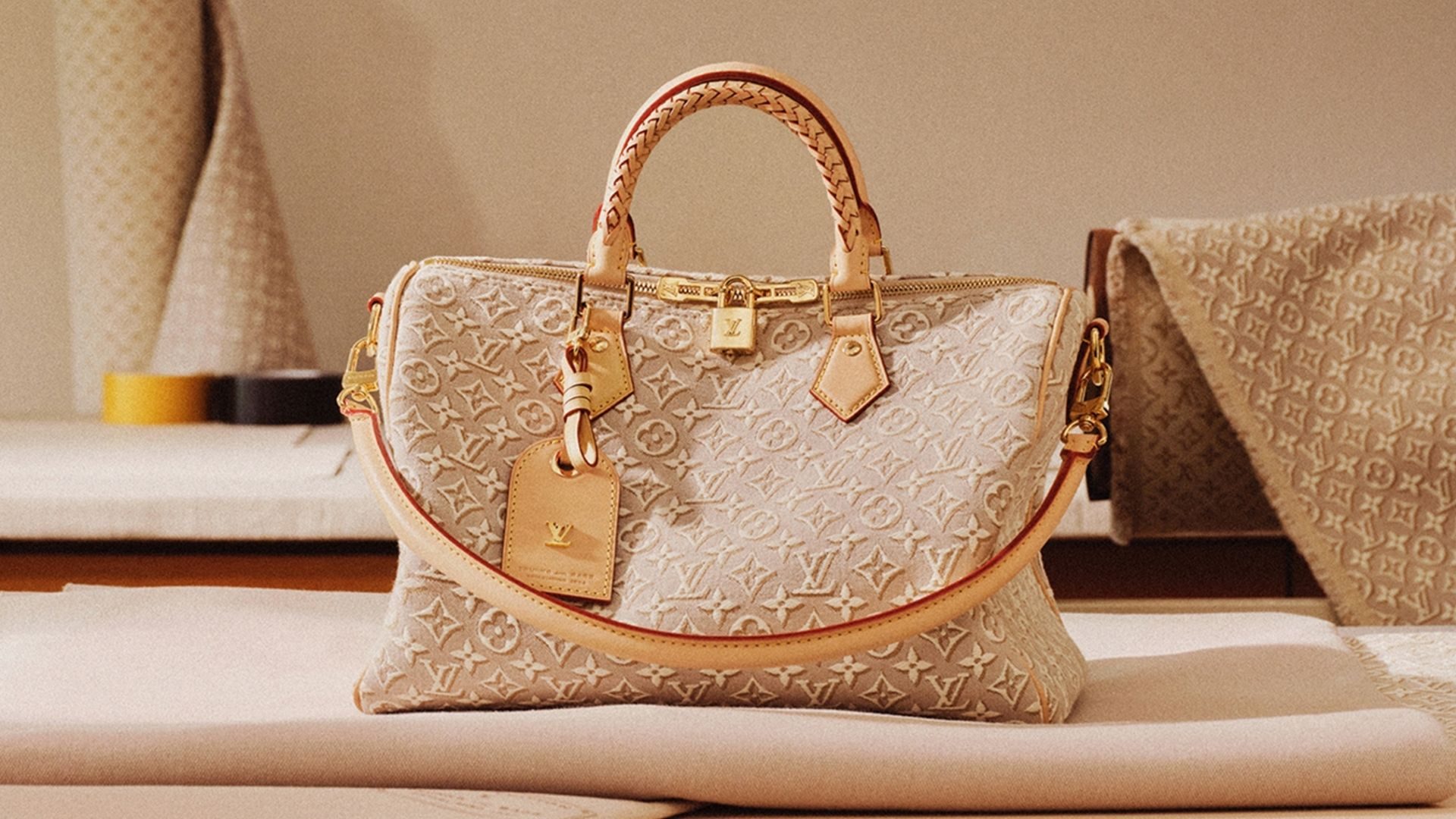 LV MONOGRAM EMBLEME feature
