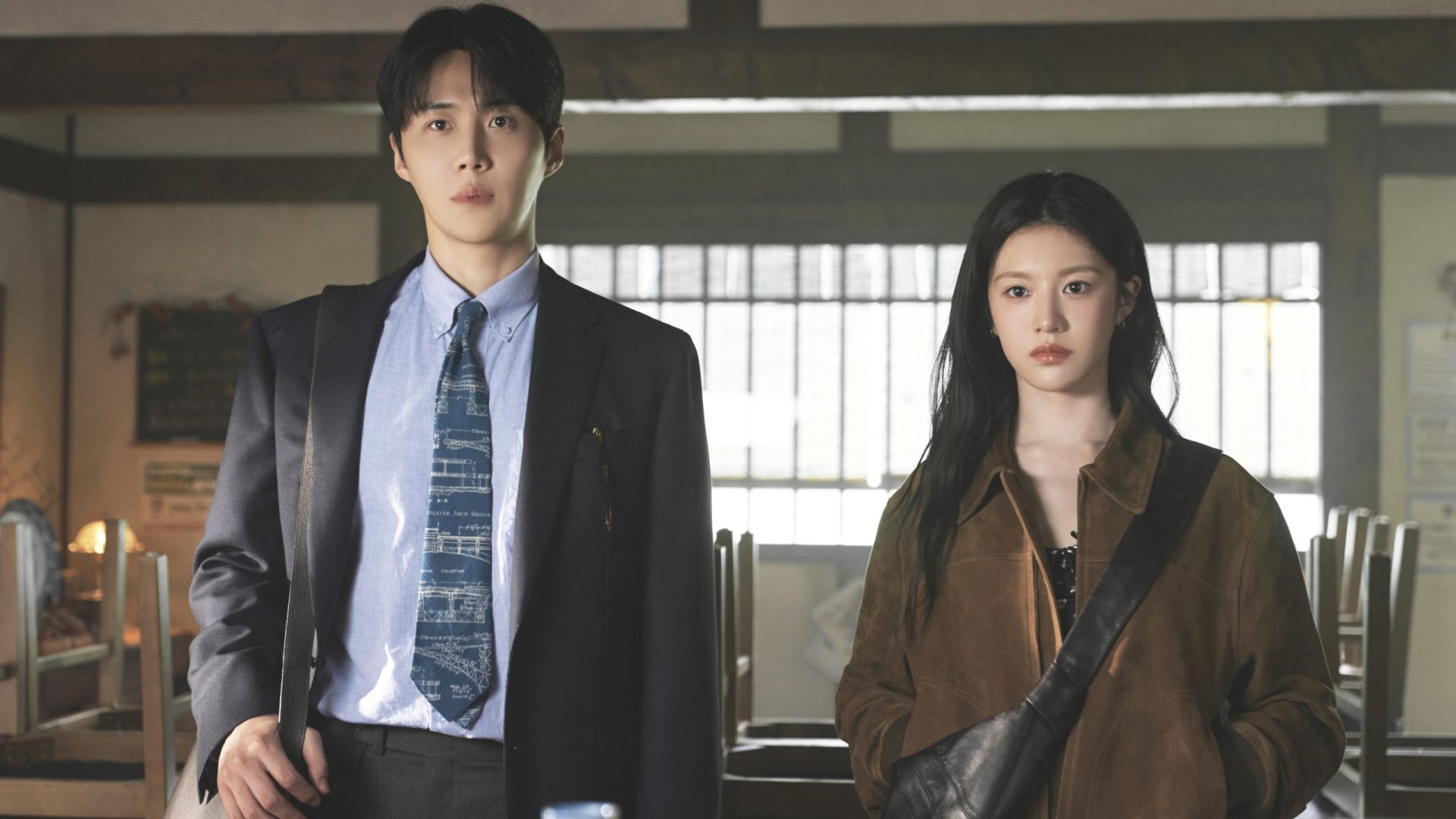 Can This Love Be Translated? (L to R) Kim Seon-ho as Joo Ho-jin, Go Youn-jung as Cha Mu-hee / Do Ra-mi in Can This Love Be Translated? Cr. No Ju-han/Netflix © 2026