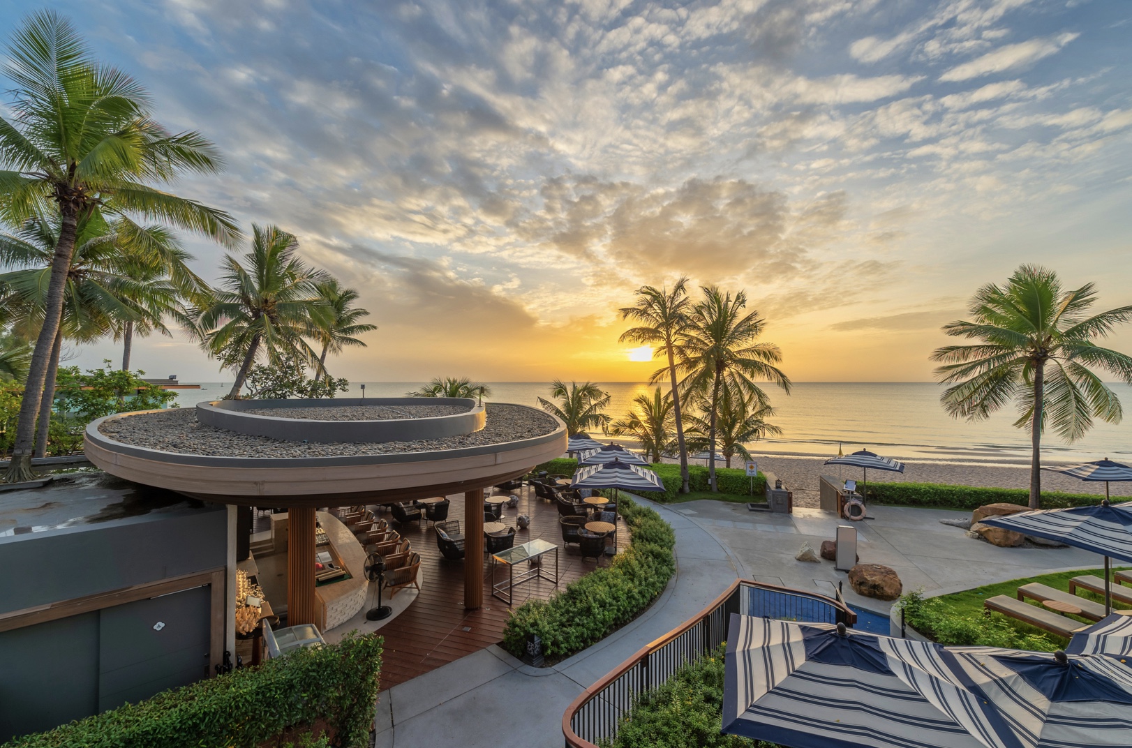  เติมเต็มวันพักร้อนของคุณที่ รีสอร์ทติดทะเลหัวหิน กับ Hua Hin Marriott Resort & Spa Marriott ตั้งอยู่ใจกลางหัวหิน ติดริมชายหาด พร้อมวิวทะเลที่สวยสะกดใจ  