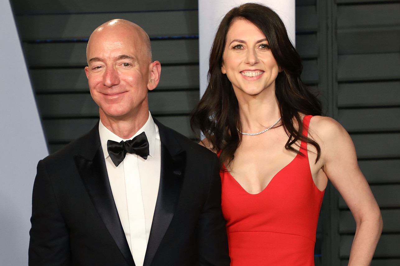 Ahead Of Christmas Jeff Bezos Ex Wife Gives Away 4 2 Billion To Charities Hashtag Legend