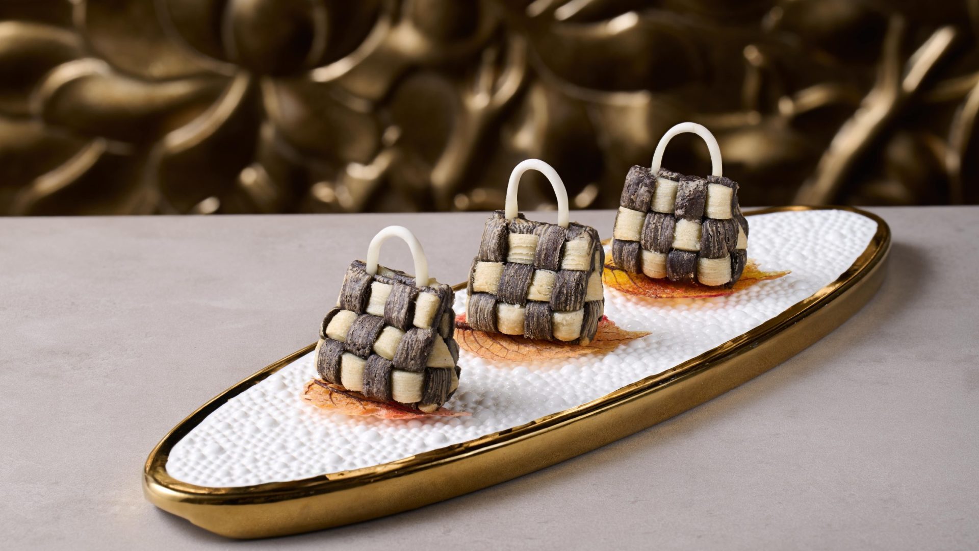 Copy of 黑椒和牛手袋酥-min