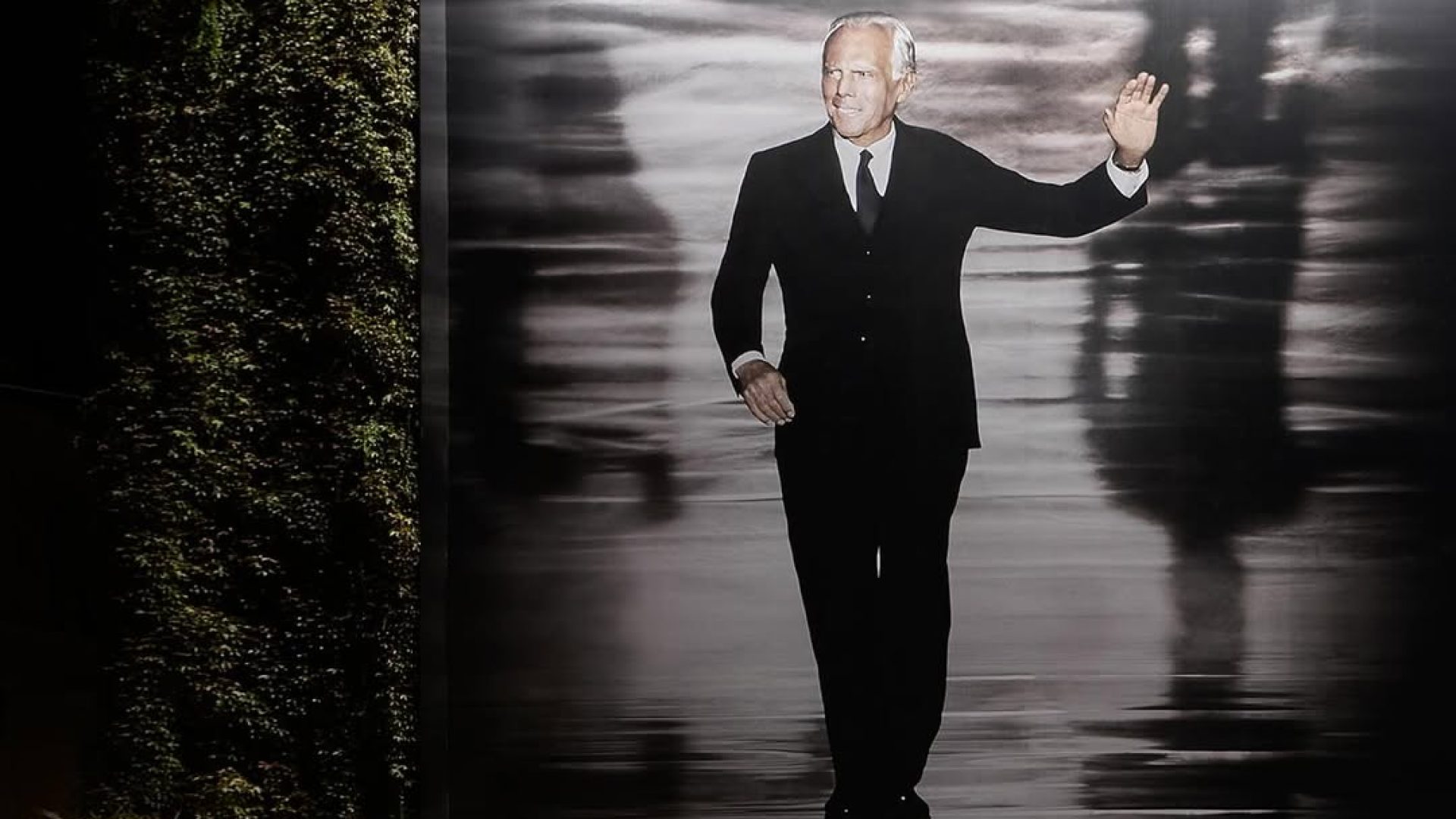 Nello spazio espositivo del gruppo Armani, in Via Broletto a Milano, un’installazione rende omag