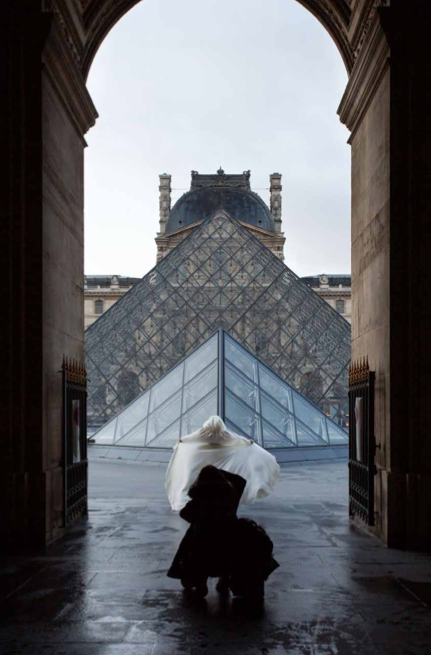 A bride’s photo shoot captured from Passage Richelieu at the Louvre.