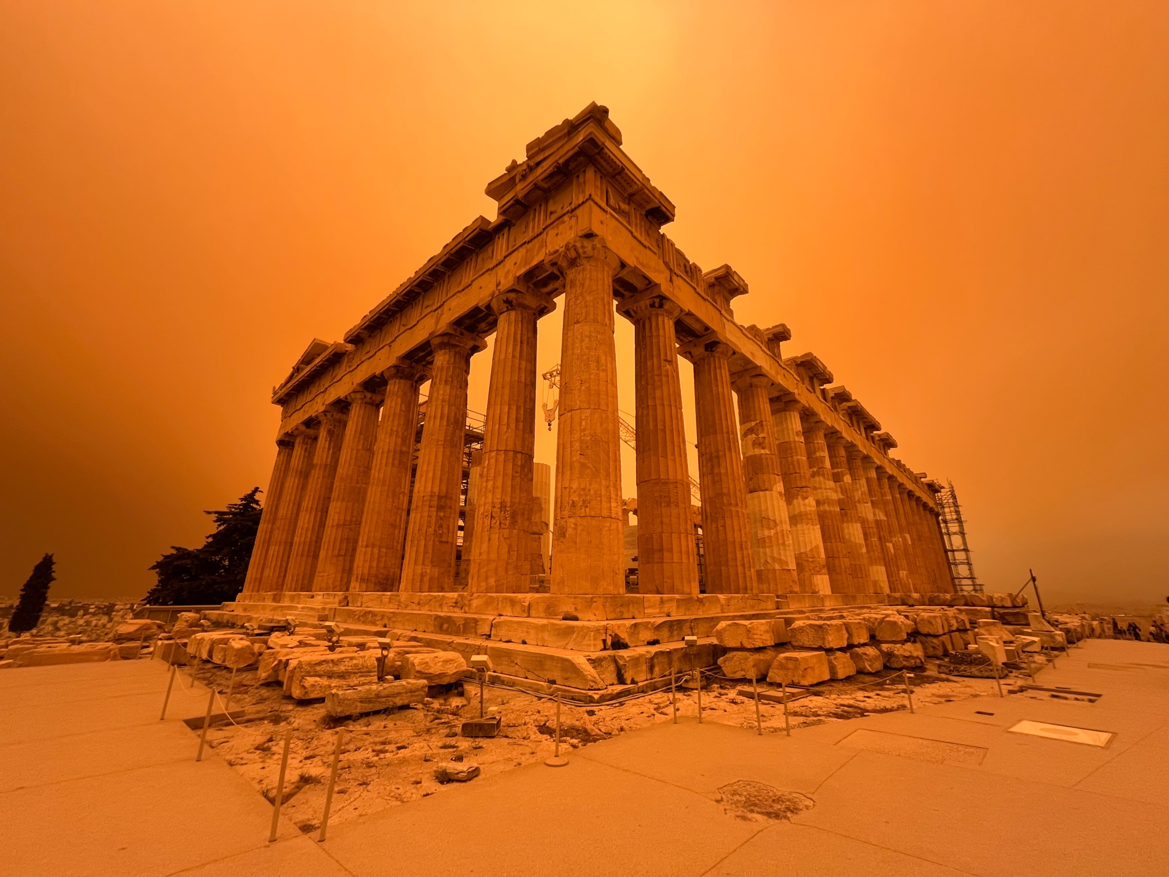 Smartphone Runner up Lesley Hellgeth of Mount Vernon, United States, shot the photo ‘African Dust Over Athens’, which shows the influence of Saharan dust on Athens during April 2023 and is a reminder of the interconnectivity of weather conditions around the world, an aspect that particularly impressed the judges. 