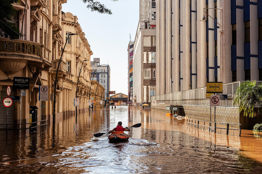 The winner of the first Standard Chartered Climate Award is Gerson Turelly of Brazil, for the photograph ‘Rowing’. This compelling image shows the centre of Porto Alegre, Brazil, during the devastating Rio Grande do Sul floods in Spring 2024. In this image, a road has turned into a waterway down which a young man paddles his kayak. Gerson notes that the kayaker was headed towards the worst affected areas to help rescue stranded people.  The Winner of the Public Favourite is also Gerson Turelly of Brazil, for ‘Rowing’ – a popular photograph with both the judges and public alike.