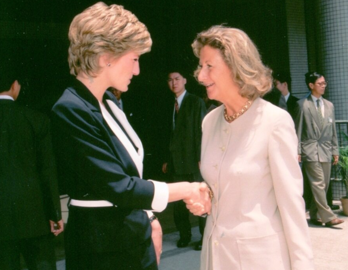Lo meeting Princess Diana.