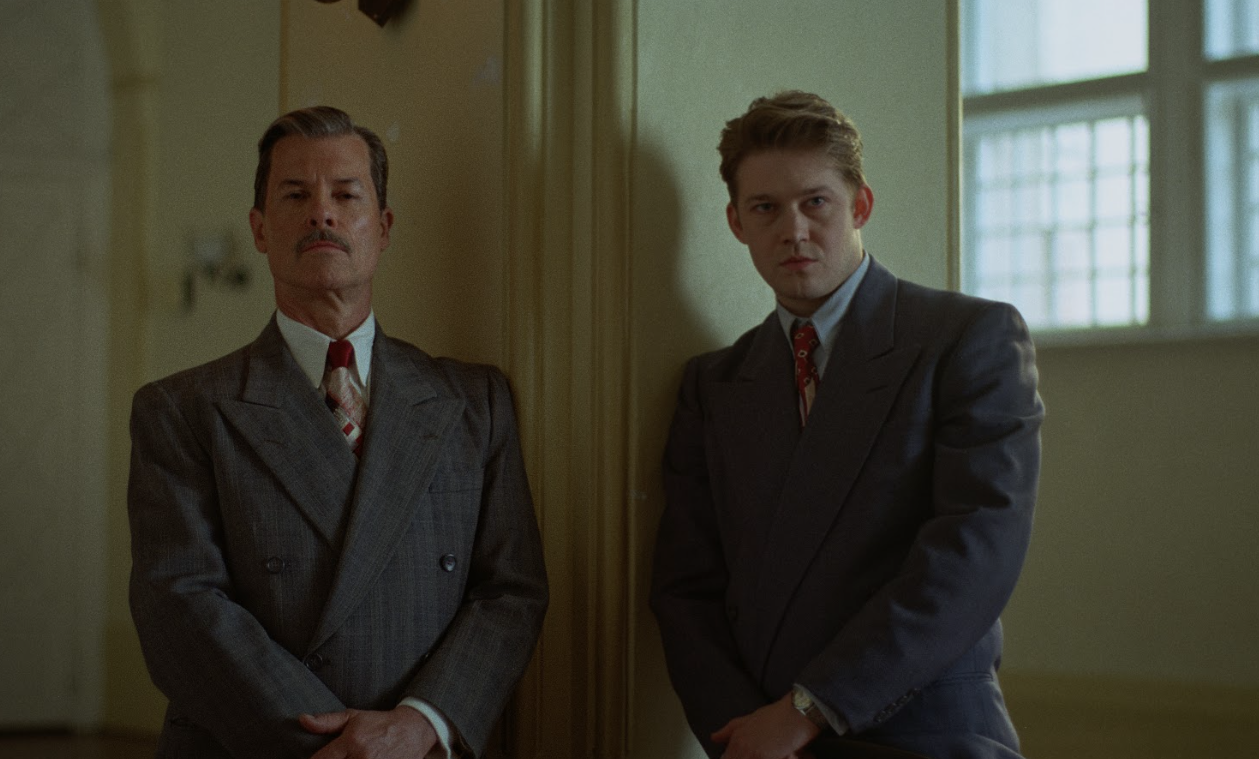 L to R: Harrison Lee Van Buren (Guy Pearce) and his son Harry Lee Van Buren (Joe Alwyn)