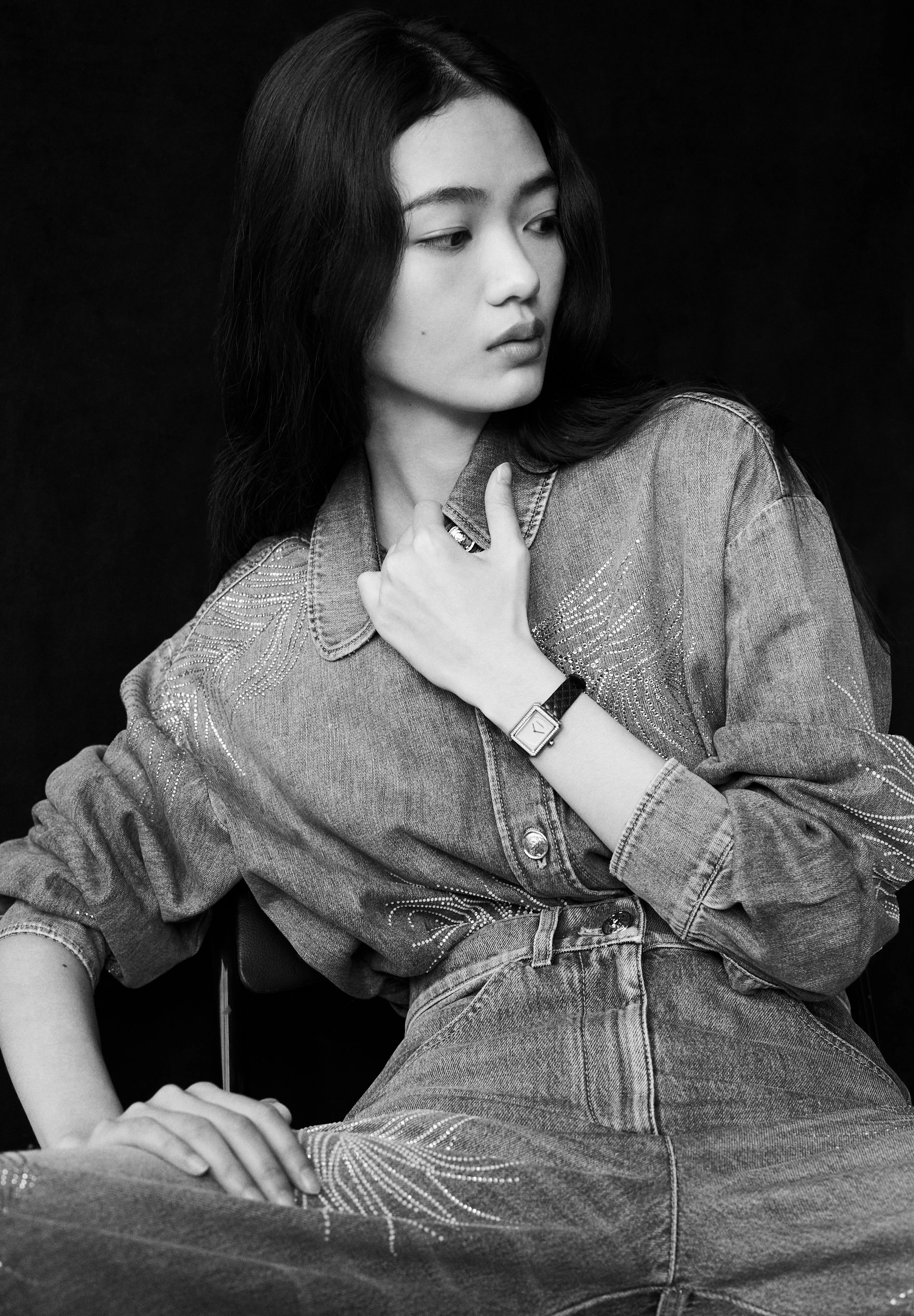 BOY·FRIEND small watch in beige gold with diamonds on quiltedpattern calfskin strap, and denim shirt and trousers _ Chanel