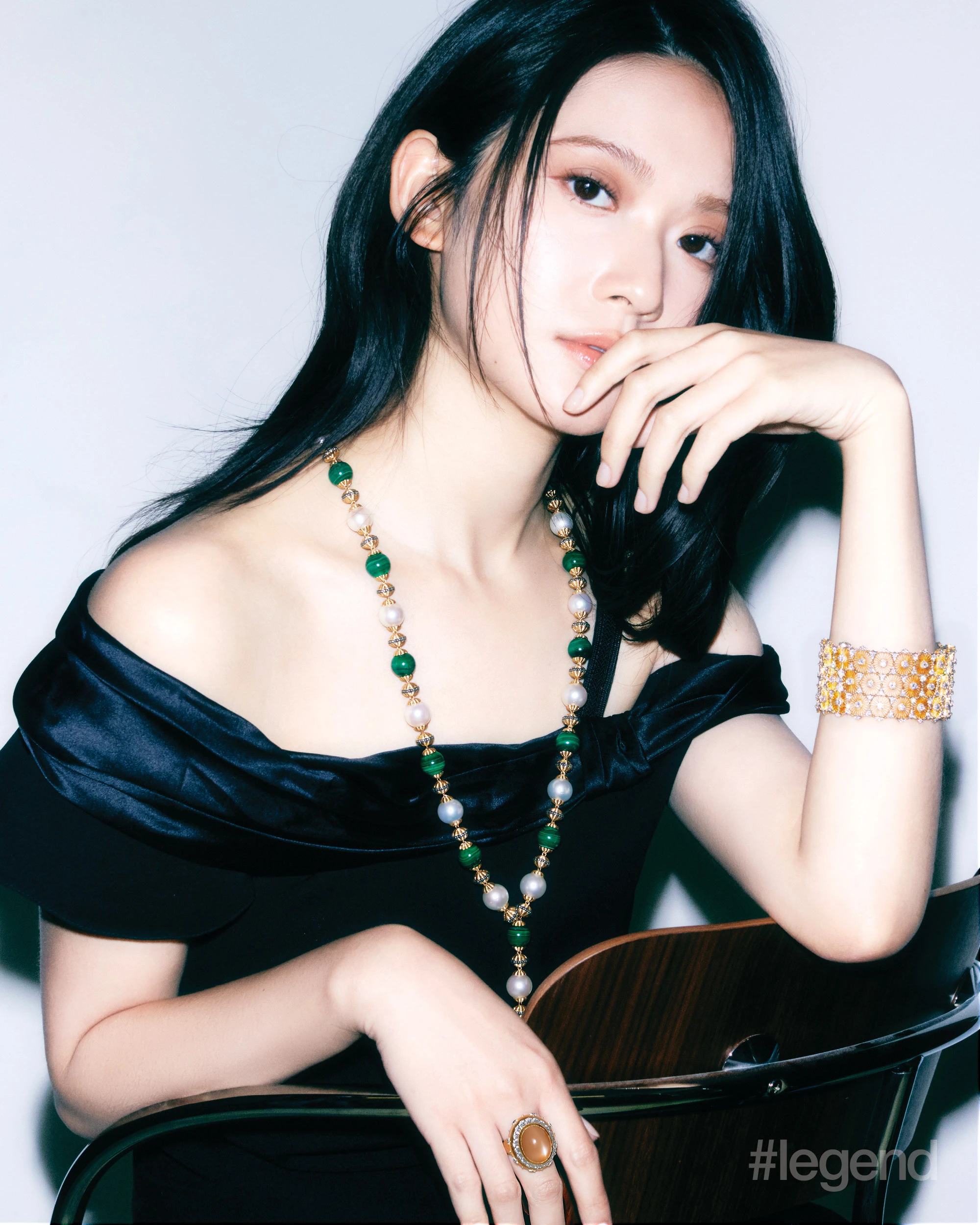 Buccellati high jewellery tulle bangle in yellow gold, sets with diamonds; Buccellati high jewellery ombelicali nacklace in gold and silver, sets with carved malachite and pearls; Buccellati Macri Color collecting ring in yellow gold _ Buccellati; Dress _ Shiatzy Chen